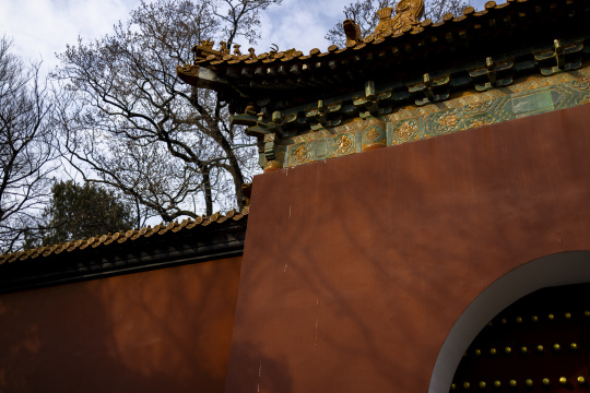 南京明孝陵红墙光影大门