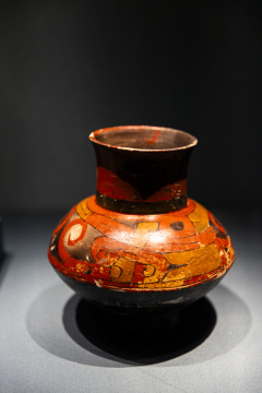 彩绘寿面纹陶壶，南京博物院藏