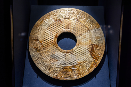 西汉双身兽面纹玉璧，陕西考古研究院藏