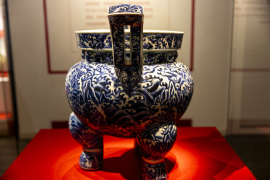 青花寿山福海纹炉，南京博物院藏