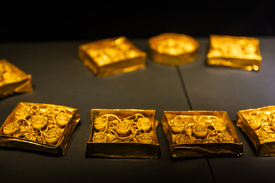 元朝缠枝花果金腰带饰，南京博物院藏