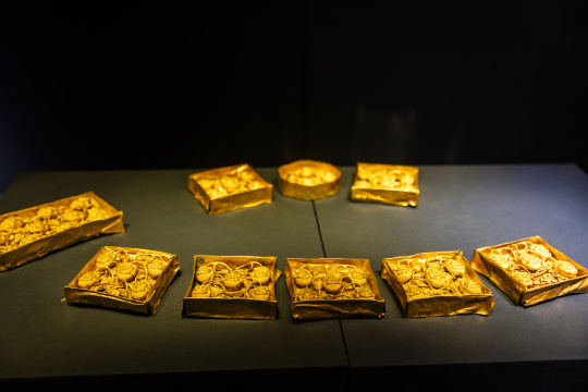 元朝缠枝花果金腰带饰，南京博物院藏