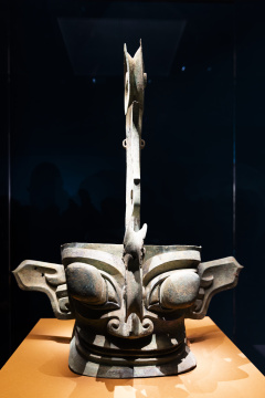 三星堆商代晚期羹龙冠纵目青铜面具