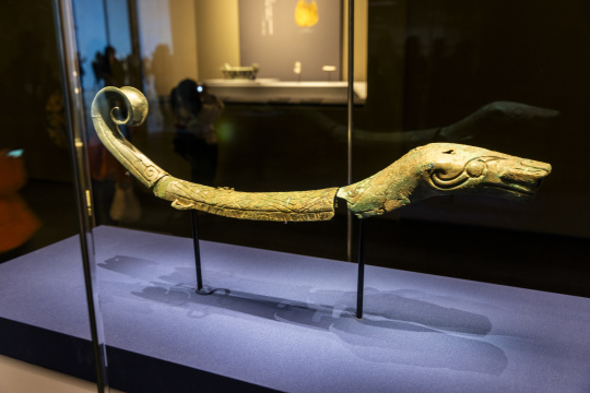 商代晚期青铜蛇，四川广汉三星堆博物馆藏