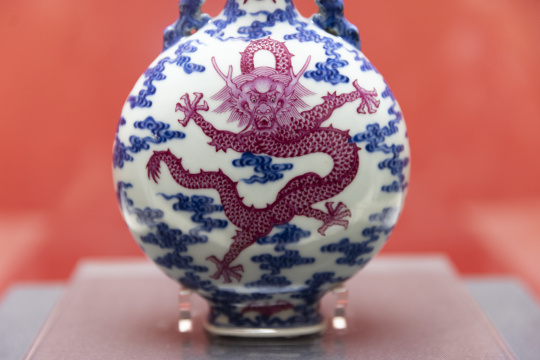 景德镇窑青花胭脂红云龙纹双耳扁瓶