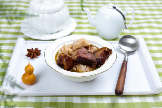 腊猪脚炖藕