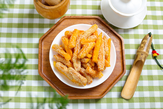 小吃芝麻拔丝地瓜