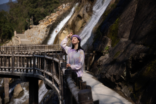 江西望仙谷古村落度假的女人