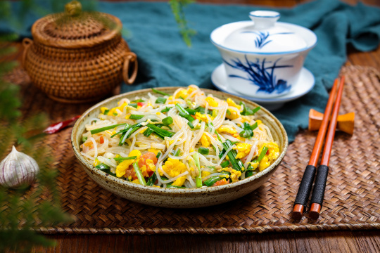 鸡蛋豆芽炒粉丝