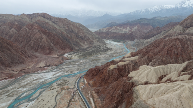 新疆奥依塔克红山谷南疆火焰山航拍