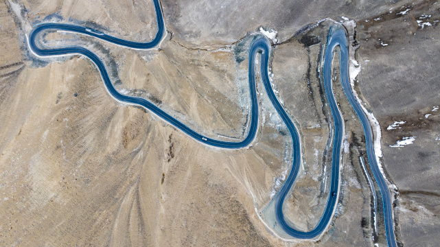 汽车行驶在蜿蜒的山路上新疆盘龙古道