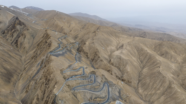 新疆盘龙古道十八弯公路航拍