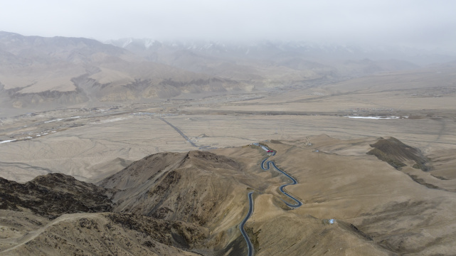 新疆盘龙古道十八弯公路航拍