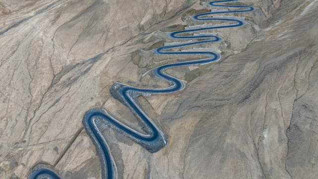 新疆盘龙古道十八弯公路航拍