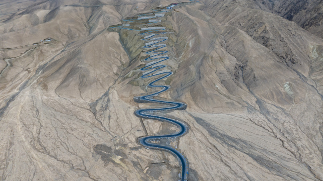 新疆盘龙古道十八弯公路航拍