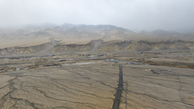 新疆荒漠里笔直的公路航拍