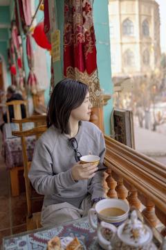 美女在茶馆喝茶竖版