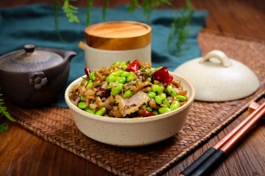 外婆菜腊肉炒毛豆米