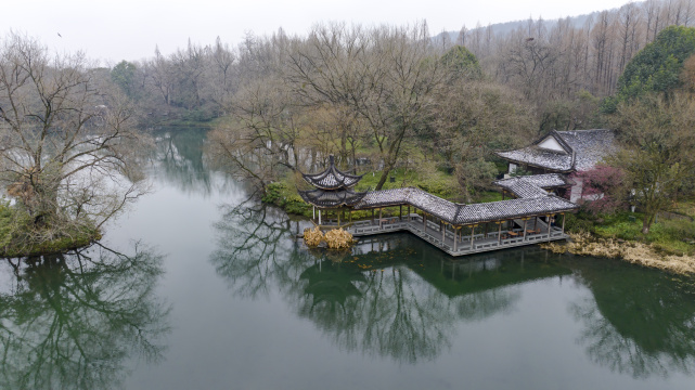 中国杭州西湖浴鹄湾古风建筑白雪红梅