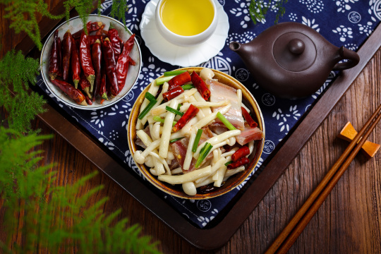 海鲜菇炒腊肉