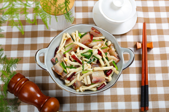 海鲜菇炒腊肉
