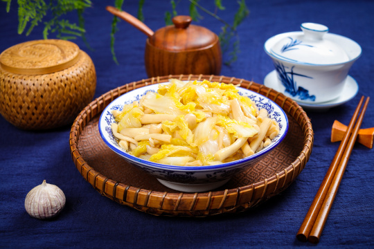 海鲜菇炒娃娃菜