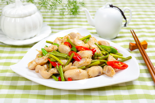 蒜苔炒鸡脚筋