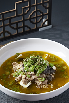 酸汤藤椒毛肚黄喉炖肥牛