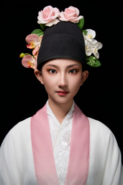 身着中国传统粤剧戏曲反串装扮的青年女性