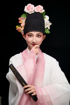 身着粤剧戏曲反串装扮手持折扇的青年女性