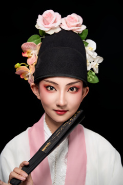 身着粤剧戏曲反串装扮手持折扇的青年女性