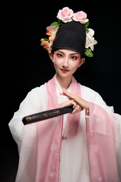 身着粤剧戏曲反串装扮手持折扇的青年女性