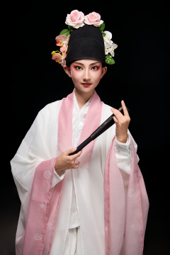 身着粤剧戏曲反串装扮手持折扇的青年女性