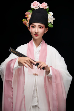 身着粤剧戏曲反串装扮手持折扇的青年女性
