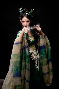 黑色背景下身穿古装汉服的东方女子