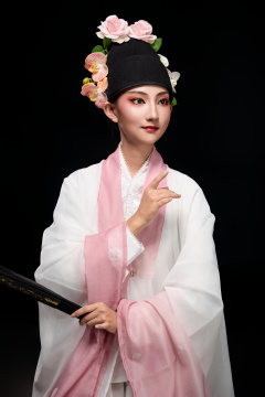 身着粤剧戏曲反串装扮手持折扇的青年女性