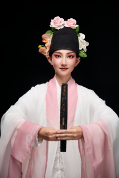 身着粤剧戏曲反串装扮手持折扇的青年女性