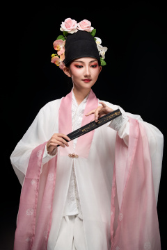 身着粤剧戏曲反串装扮手持折扇的青年女性