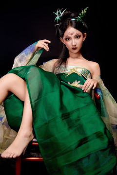 身穿古装汉服坐在椅子上的古灵精怪少女