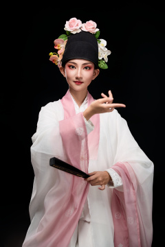 身着粤剧戏曲反串装扮手持折扇的青年女性