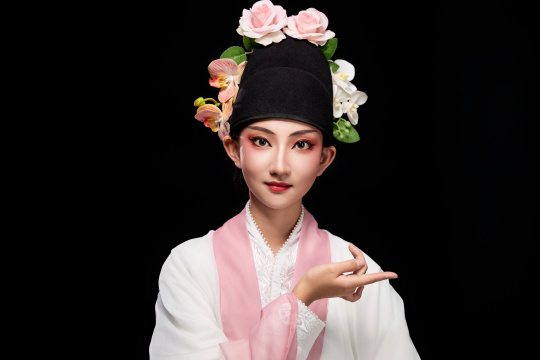 身着粤剧戏曲反串装扮手持折扇的青年女性