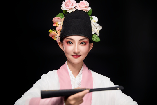 身着粤剧戏曲反串装扮手持折扇的青年女性