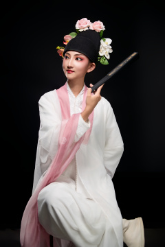 身着粤剧戏曲反串装扮手持折扇的青年女性
