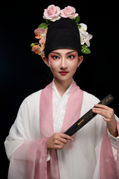 身着粤剧戏曲反串装扮手持折扇的青年女性