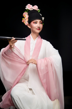 身着粤剧戏曲反串装扮手持折扇的青年女性