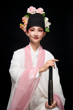 身着粤剧戏曲反串装扮手持折扇的青年女性