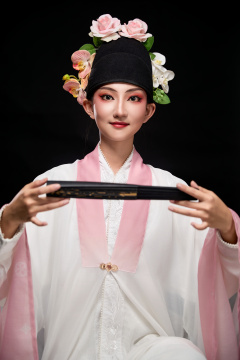 身着粤剧戏曲反串装扮手持折扇的青年女性