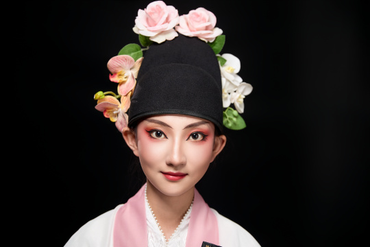 身着粤剧戏曲反串装扮手持折扇的青年女性