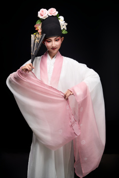 身着粤剧戏曲反串装扮手持折扇的青年女性