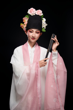 身着粤剧戏曲反串装扮手持折扇的青年女性